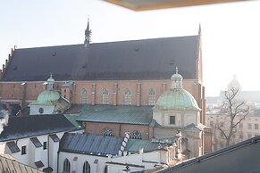 Luxury Mint Apartments Main Square