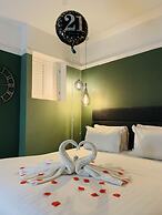 Marina Court Hotel