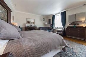 The George Hotel
