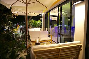 Monaco Suites Hotel