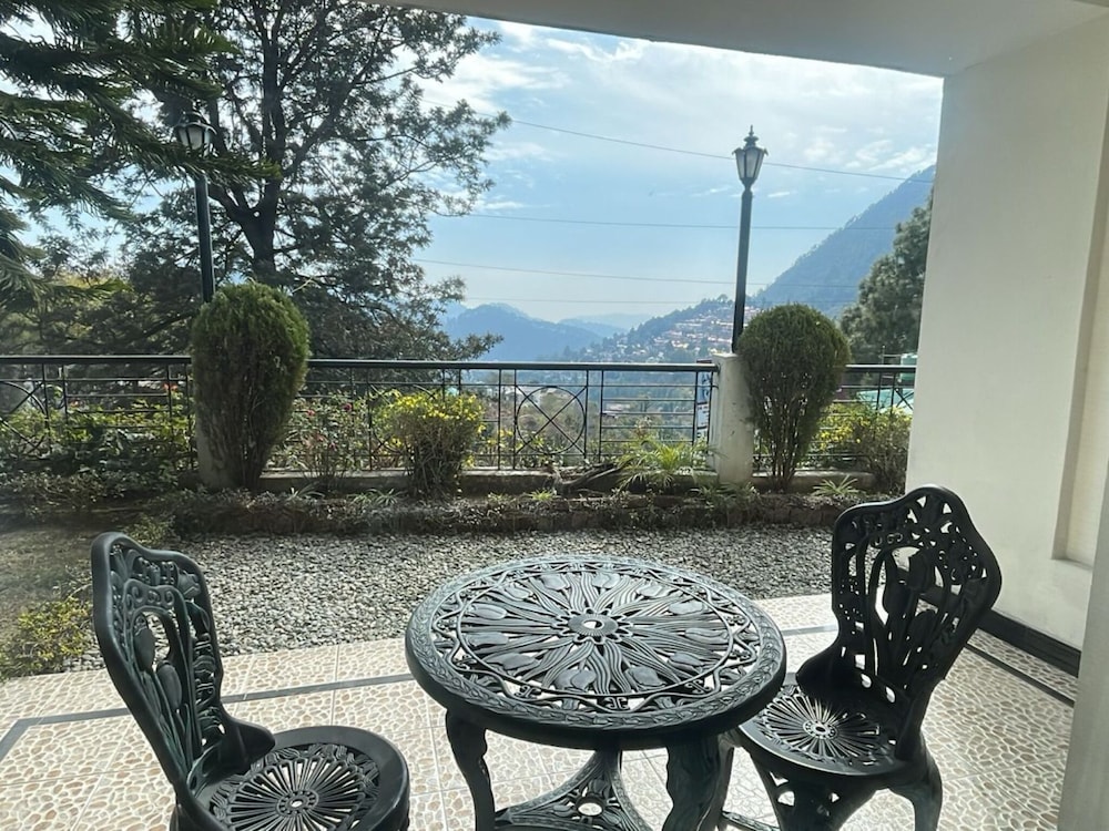 8fold-Pinecrest By LaRiSa, Bhimtal