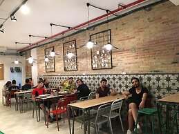 Hola Hostal Collblanc - Hostel