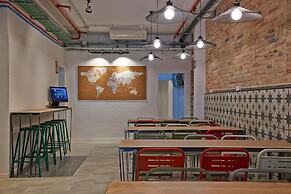 Hola Hostal Collblanc - Hostel