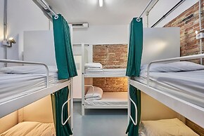 Hola Hostal Collblanc - Hostel