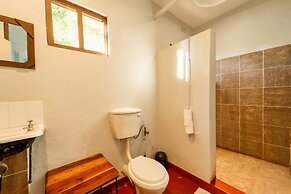 Shoestrings Backpackers & Bar