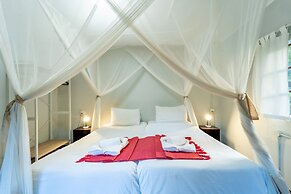Shoestrings Backpackers & Bar