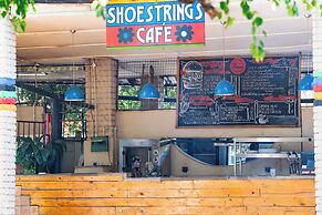 Shoestrings Backpackers & Bar