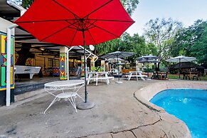 Shoestrings Backpackers & Bar