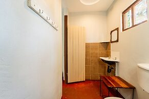 Shoestrings Backpackers & Bar