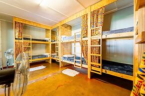 Shoestrings Backpackers & Bar
