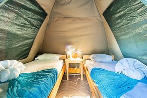 Shoestrings Backpackers & Bar