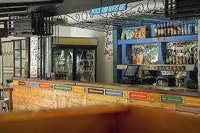 Shoestrings Backpackers & Bar