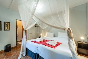 Shoestrings Backpackers & Bar