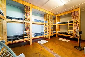 Shoestrings Backpackers & Bar
