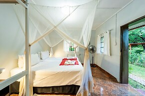 Shoestrings Backpackers & Bar