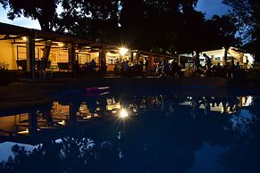 Shoestrings Backpackers & Bar