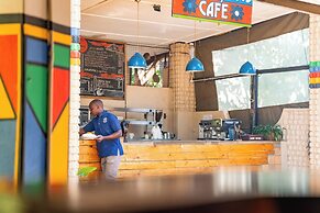 Shoestrings Backpackers & Bar