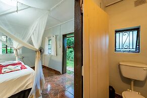 Shoestrings Backpackers & Bar