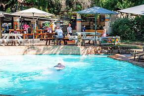 Shoestrings Backpackers & Bar