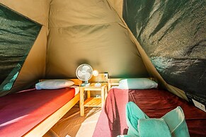 Shoestrings Backpackers & Bar