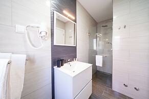 Silver Seahorse Garden Retreat