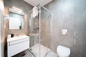 Silver Seahorse Garden Retreat