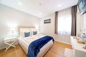 Silver Seahorse Garden Retreat