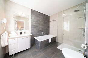 Silver Seahorse Garden Retreat