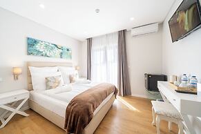 Silver Seahorse Garden Retreat