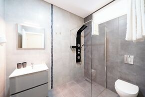 Silver Seahorse Garden Retreat