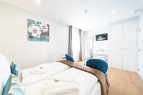 Silver Seahorse Garden Retreat