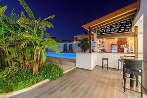 Silver Seahorse Garden Retreat