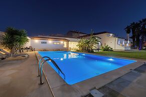 Silver Seahorse Garden Retreat