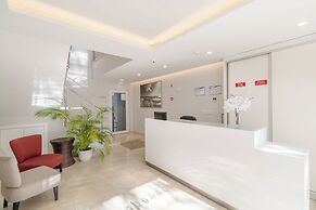 Silver Seahorse Garden Retreat