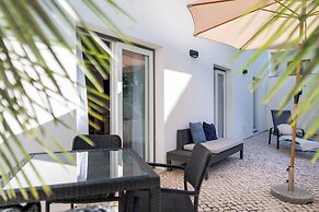 Silver Seahorse Garden Retreat