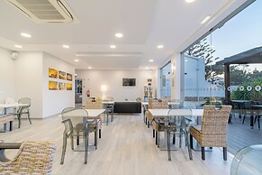 Silver Seahorse Garden Retreat