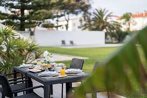 Silver Seahorse Garden Retreat