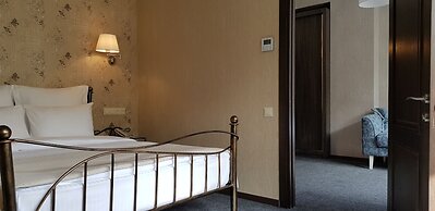 Redline Hotel