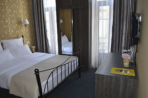 Redline Hotel