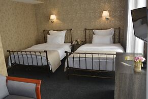 Redline Hotel