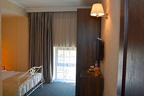 Redline Hotel