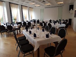 Bennett's Restaurant & Hotel