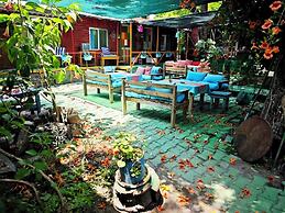 Side Tuana Garden Home