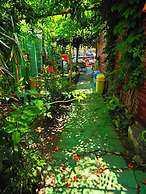 Side Tuana Garden Home