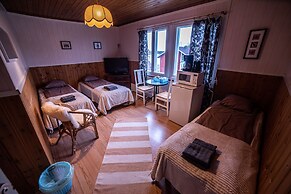 Arctic Guesthouse & Igloos