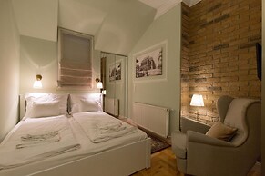 Roland Apartments