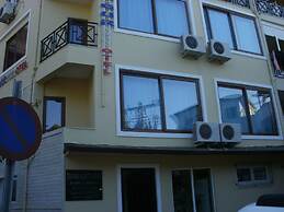 Ugur Hotel