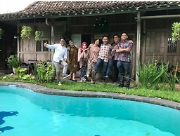 Omah Lila by The Grand Java