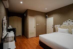 The O-Zone Airport Inn