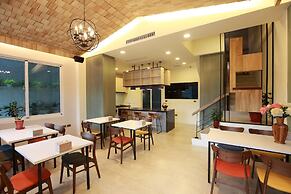 Leveeside House